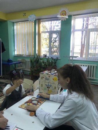 ЕБҚЕ оқушы Кенес Сезім  және педагог-ассистент Айтжан Таңшолпанның жеке сабағы