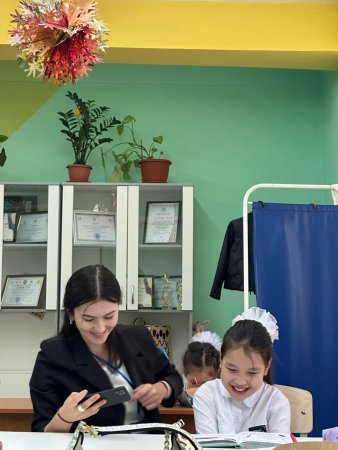 Педагог-дефектолог А.У.Каражановаға келетін ЕБҚЕ оқушы Әділхан Айжанмен жеке жұмыс