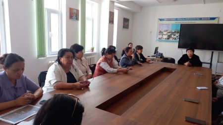 Біліктілік санатын арттыруға өтініш берген мұғалімдермен мектеп-гимназия директоры Г. Т.  Сандыбаева мен жауапты маман Л. Беркимбаеваның ұйымдастыруым