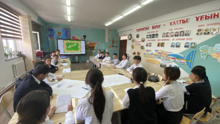 “Тарихқа тағзым” деп аталатын тақырыпта өрбіткен тарих пәнінің мұғалімі Абдикулова Жанат айтыстың тарихына тоқталды.