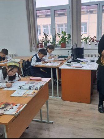 08.12.23 күні  5 А сыныбында ағылшын тілі пәнінен "Present Continuous tense" тақырыбында Оңласын Шұғыла 2 сабағын өткізді