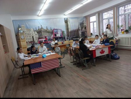 07.12.23 күні 5Г сыныбында ағылшын тілі пәнінен " Present Continuous tense" тақырыбында Г.Усенбекова 1 сабағын өткізді.