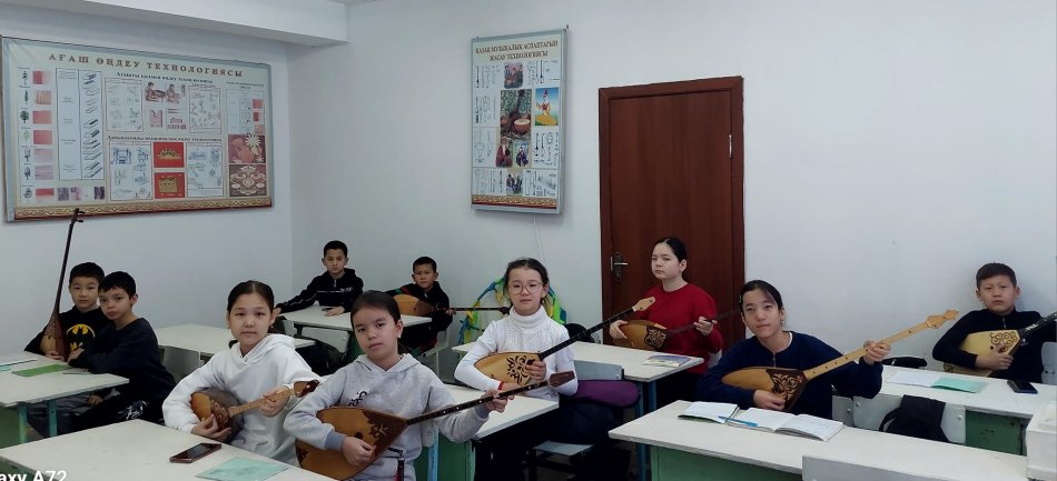 Домбыра дастан" үйірмесінің оқушылары кезекті күйді үйренуде.